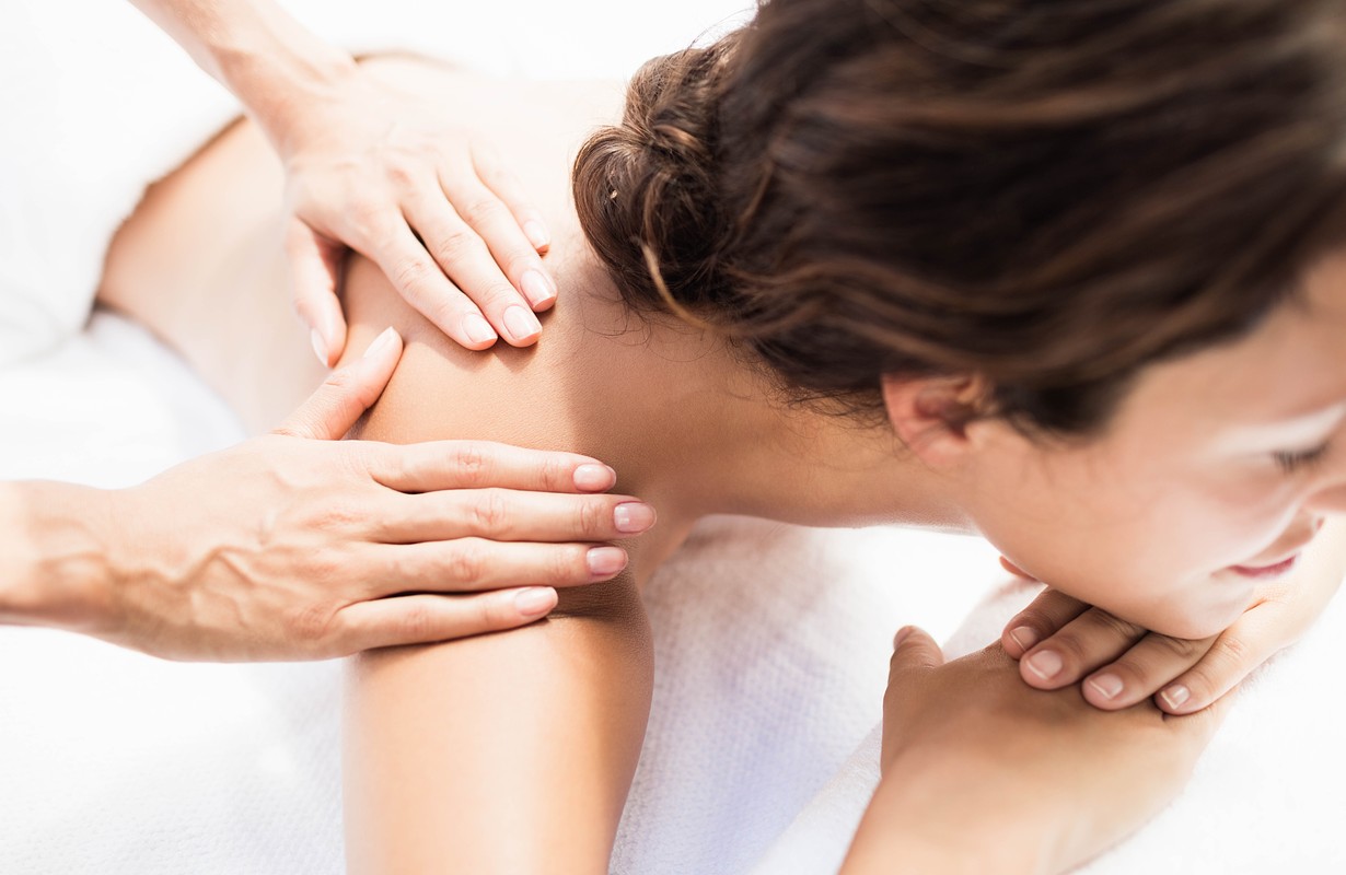 Фото женщины, получающей массаж спины. Пальчиковый массаж шеи картинки. Receive back