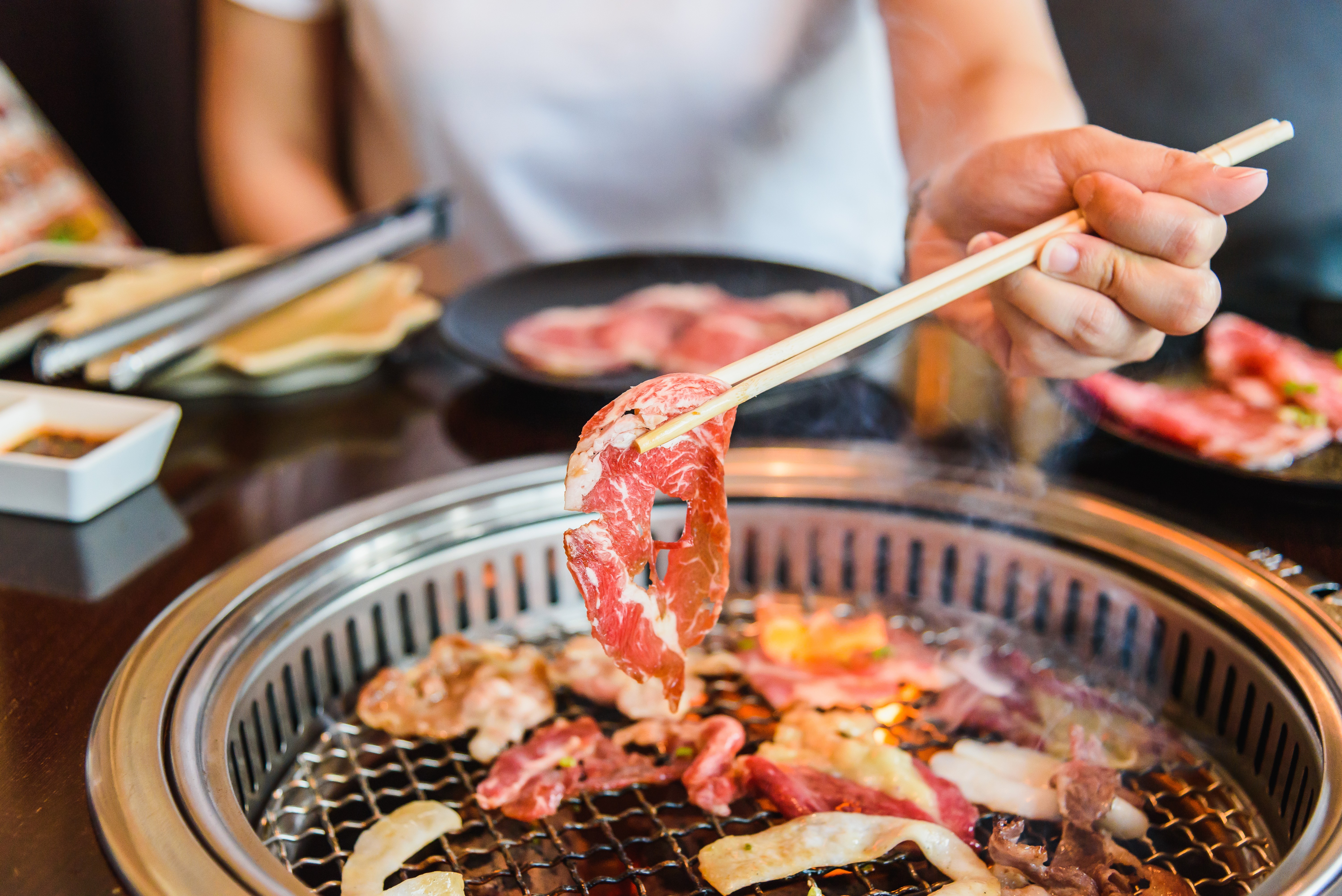 Мясо едят г. Рестораны якинику в Японии. Японские блюда на гриле. Японское барбекю. Корейская еда.