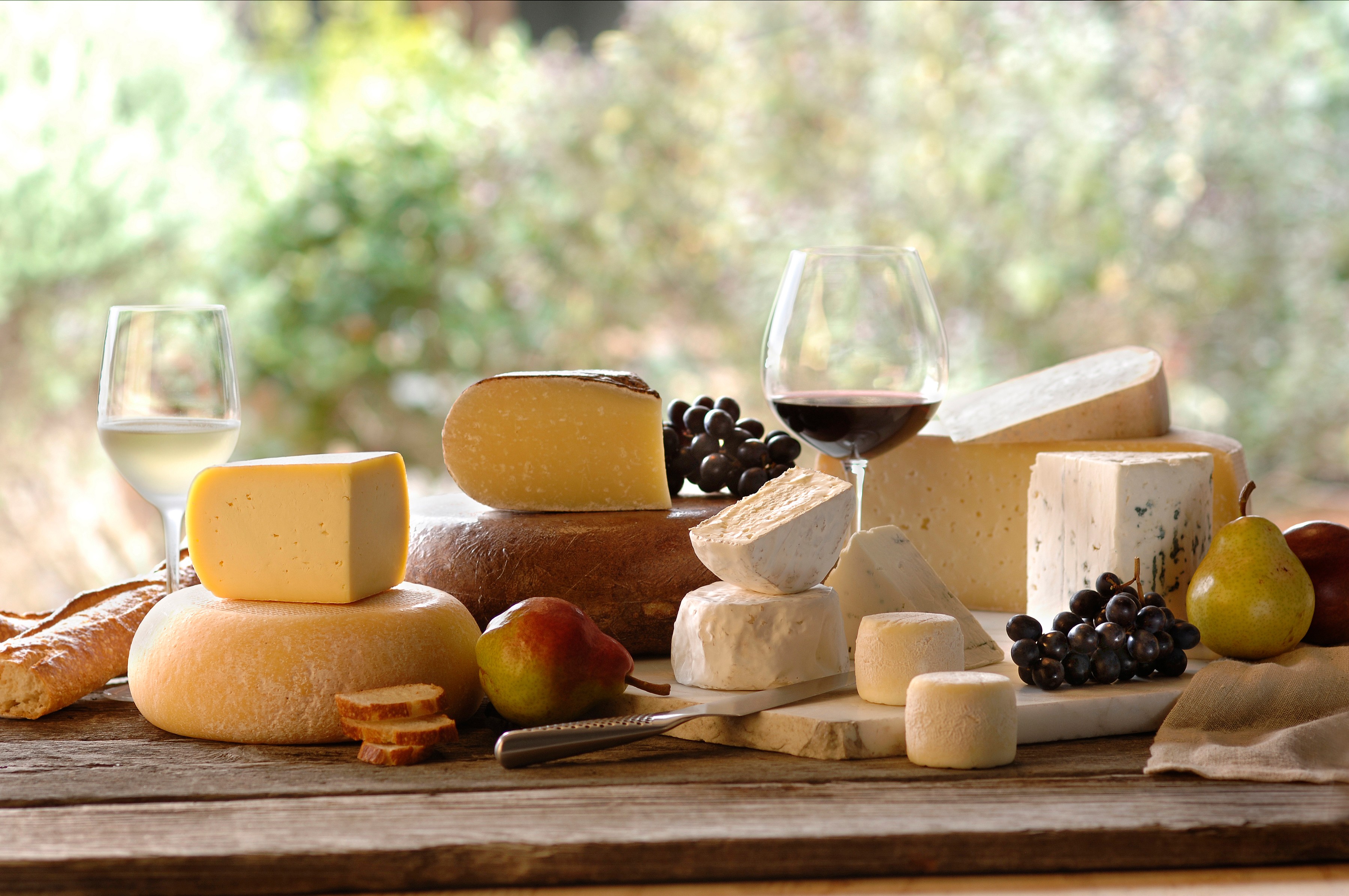 Сыр вино санкт петербург. Вино и сыр. Вино, сыр, пастила. Мимоза вино сыр. Фон виноград сыр размытый.