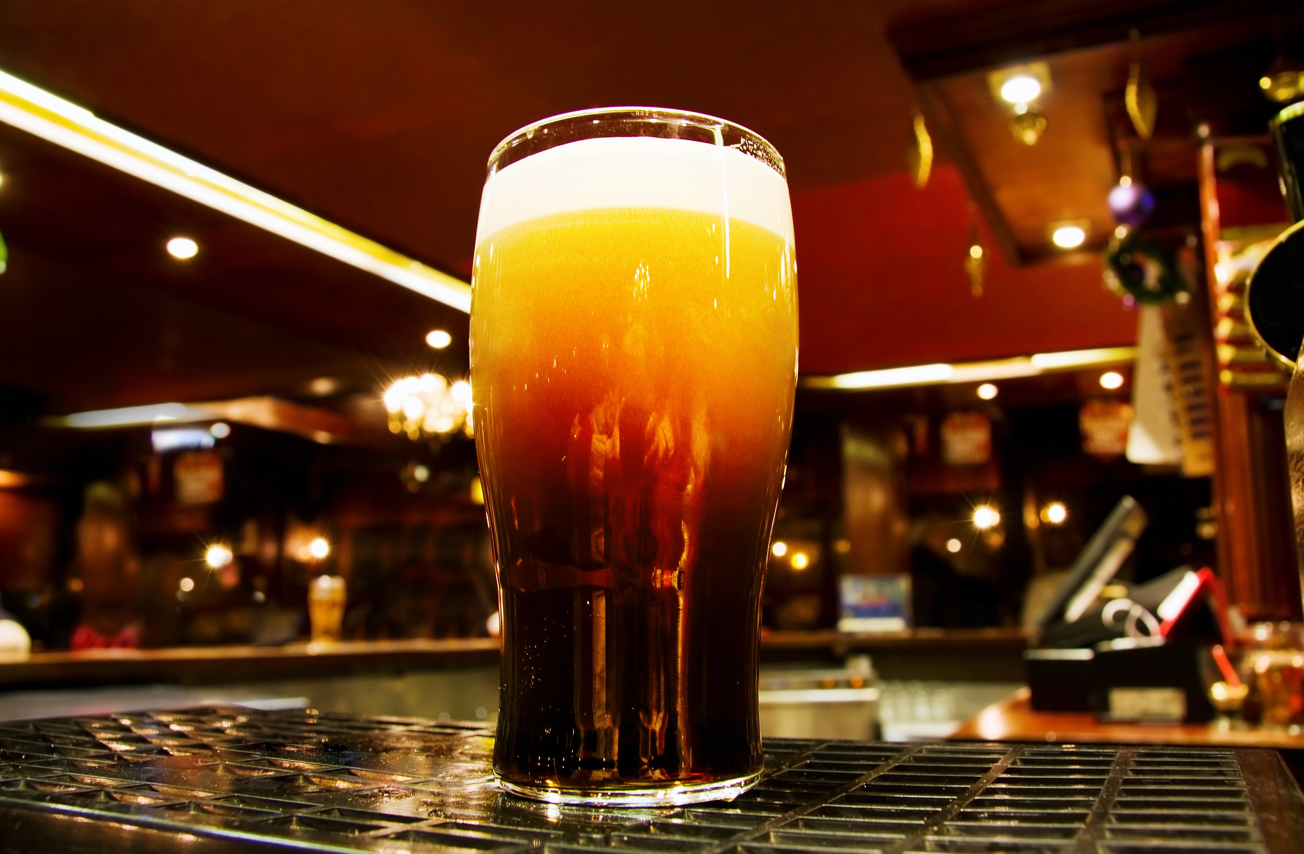 Бар beer. Пиво на барной стойке. Пиво в пабе. Бара с пивом. Пивные коктейли для бара.