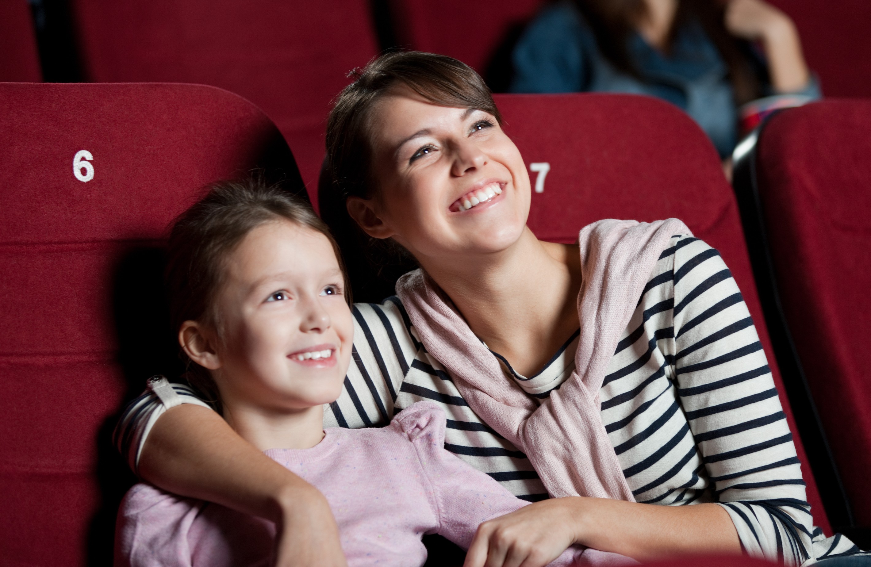 Мама и 12 летний сын. Дети в кинотеатре. Ребенок с мамой в кинотеатре. Дети с родителями в кинотеатре. Родители с детьми в театре.