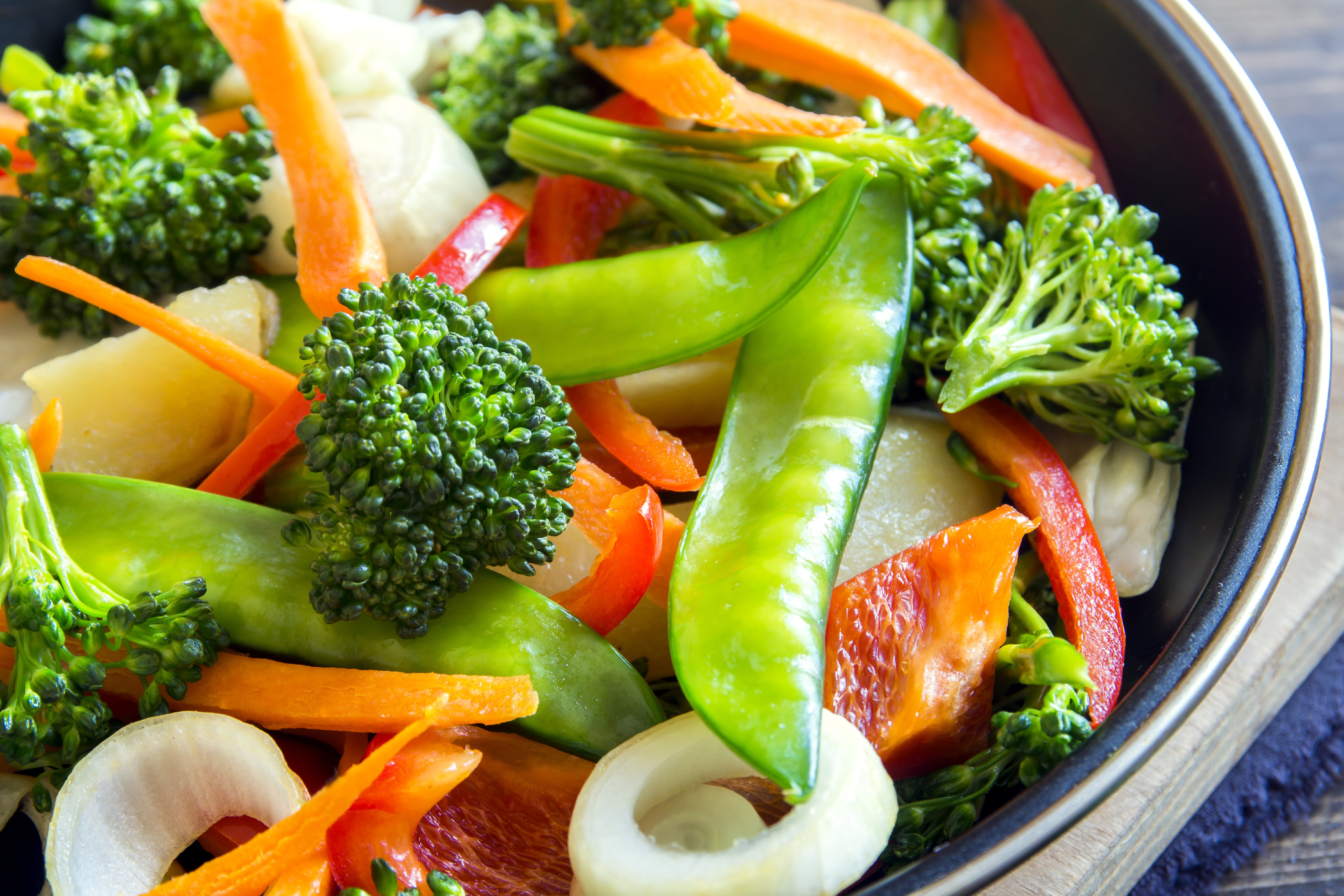 Mixed vegetables. Вегетарианское питание. Вегетарианская еда на столе. Овощи на пару. Здоровое питание мясо.