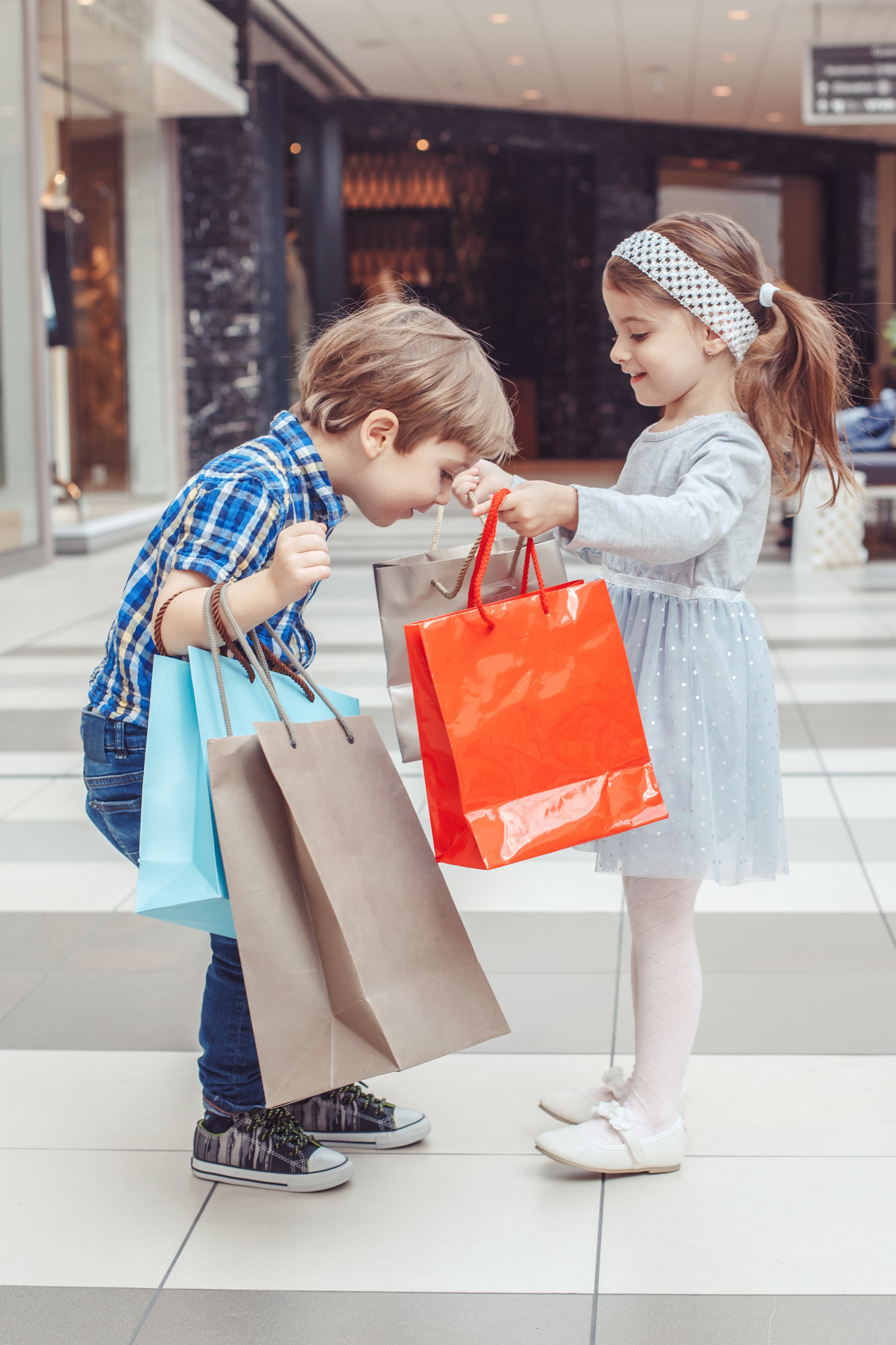 They go shopping days go. Дети шоппинг. Детский шоппинг. Шоппинг дети для детей. Детский шоппинг с мамой.