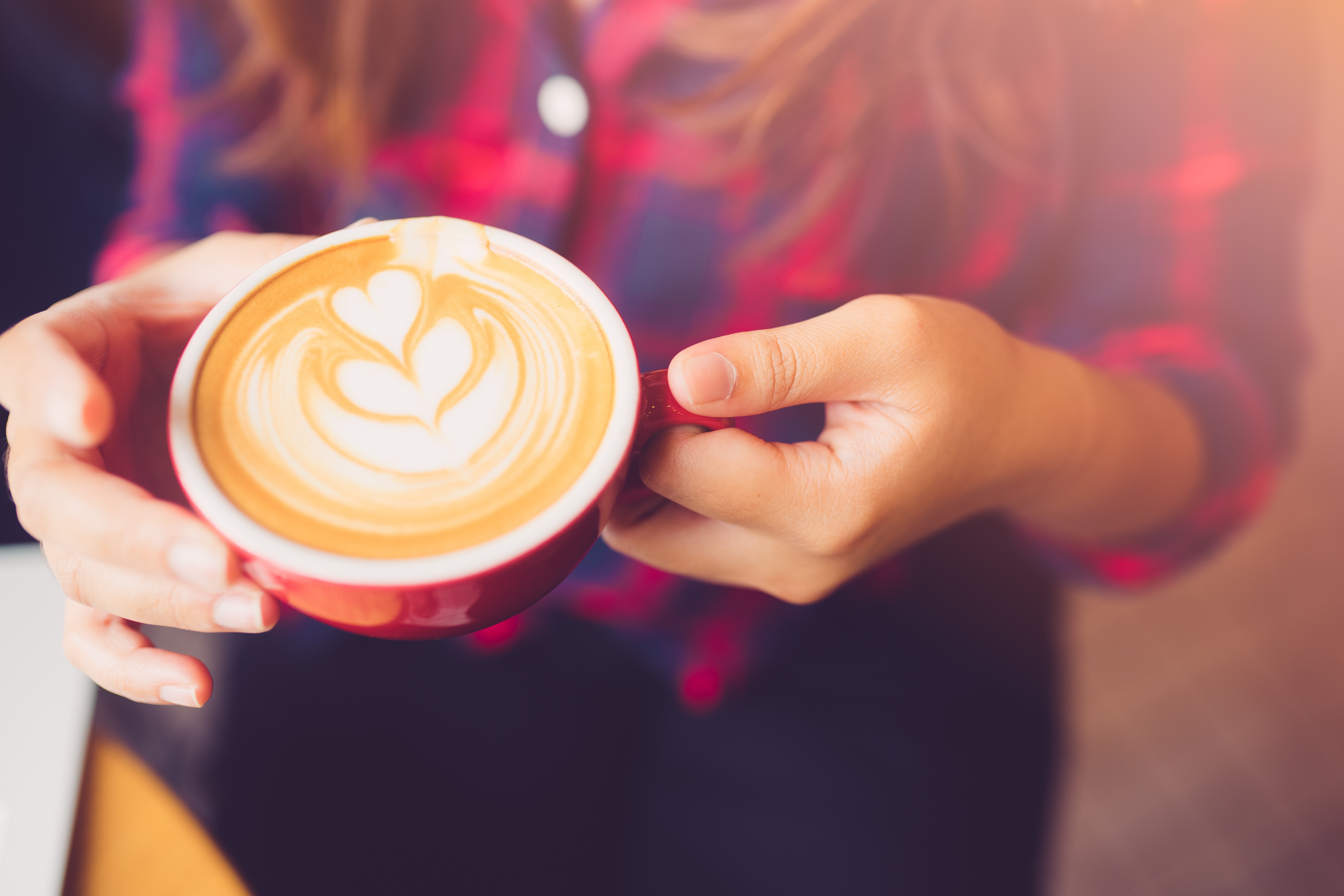 Пить кофе мороженое. Кофе фото. Человек пьет кофе. Радостная девушка кофе. Красивые женские руки кофе.