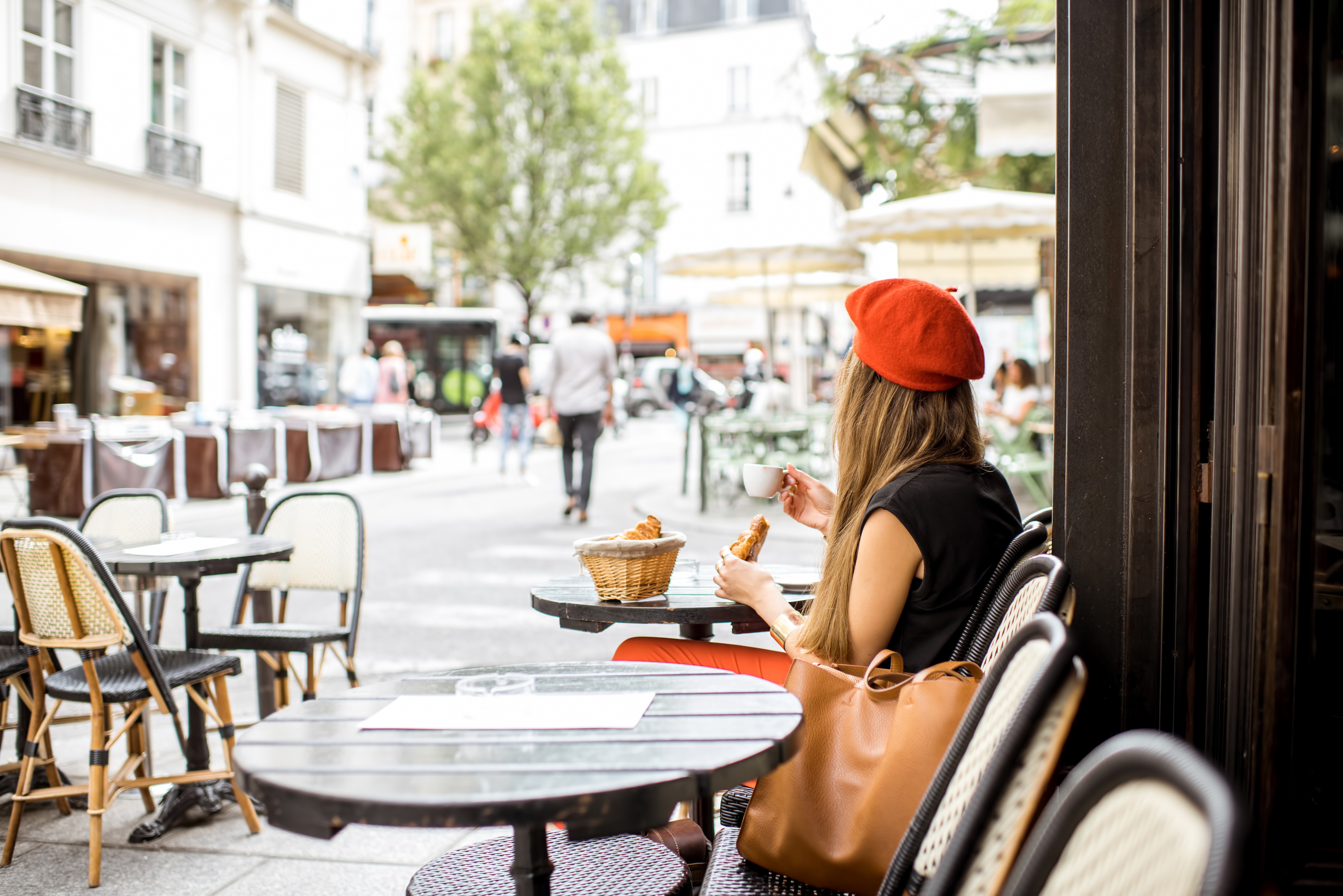 Столики на улице кафе. Уличное кафе. Красивое уличное кафе. Уличное кафе в Париже. Французское уличное кафе.