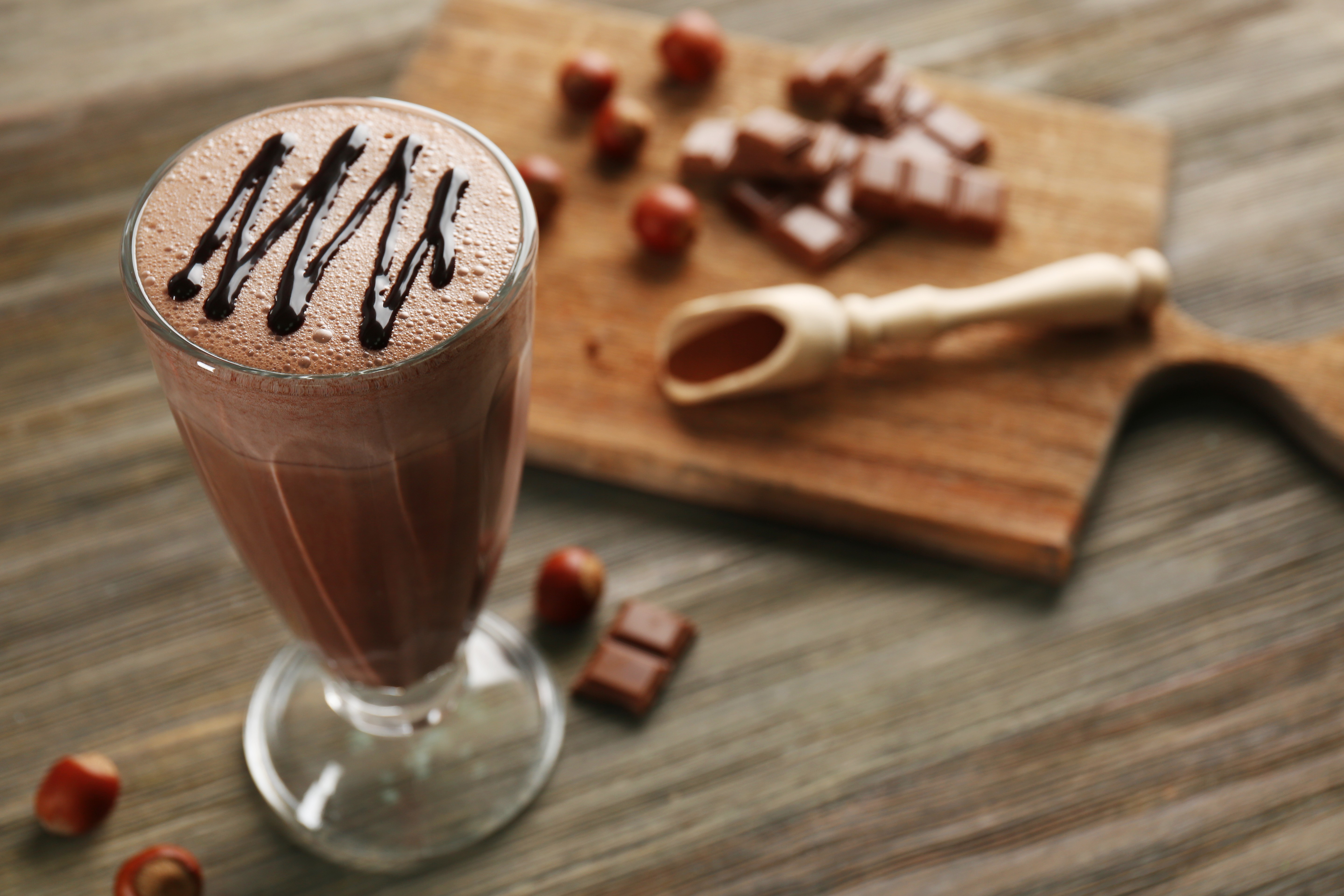 Коктейль шоко. Шоколадный милкшейк. Молочный коктейль шоколадный. Шоколадный Шейк. Шоколадный коктейль с пенкой.