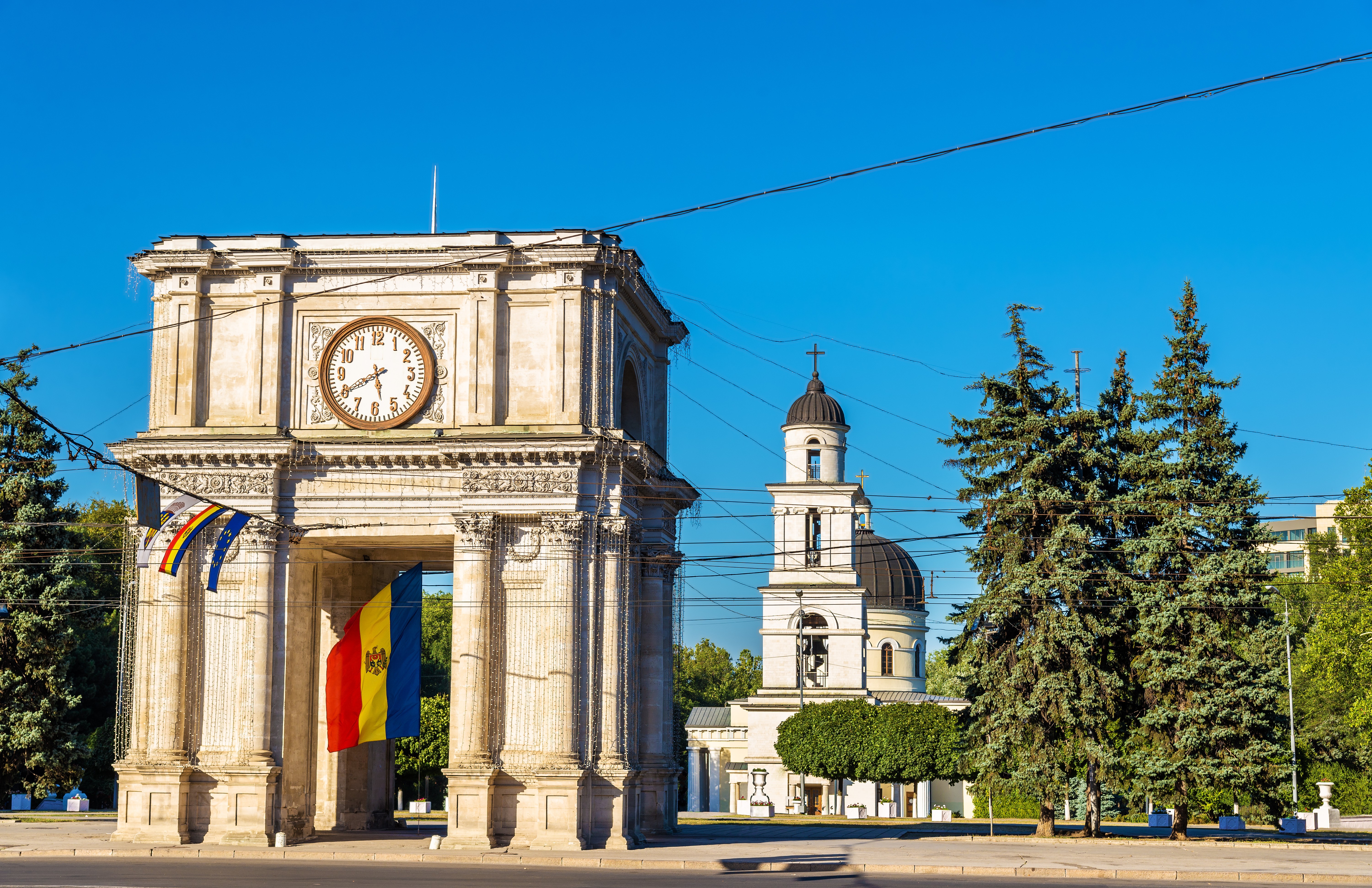 В кишиневе недорогие. Кишинэу Молдова. Молдавия столица Кишинев. Триумфальная арка Кишинев. Кишинев набережная.