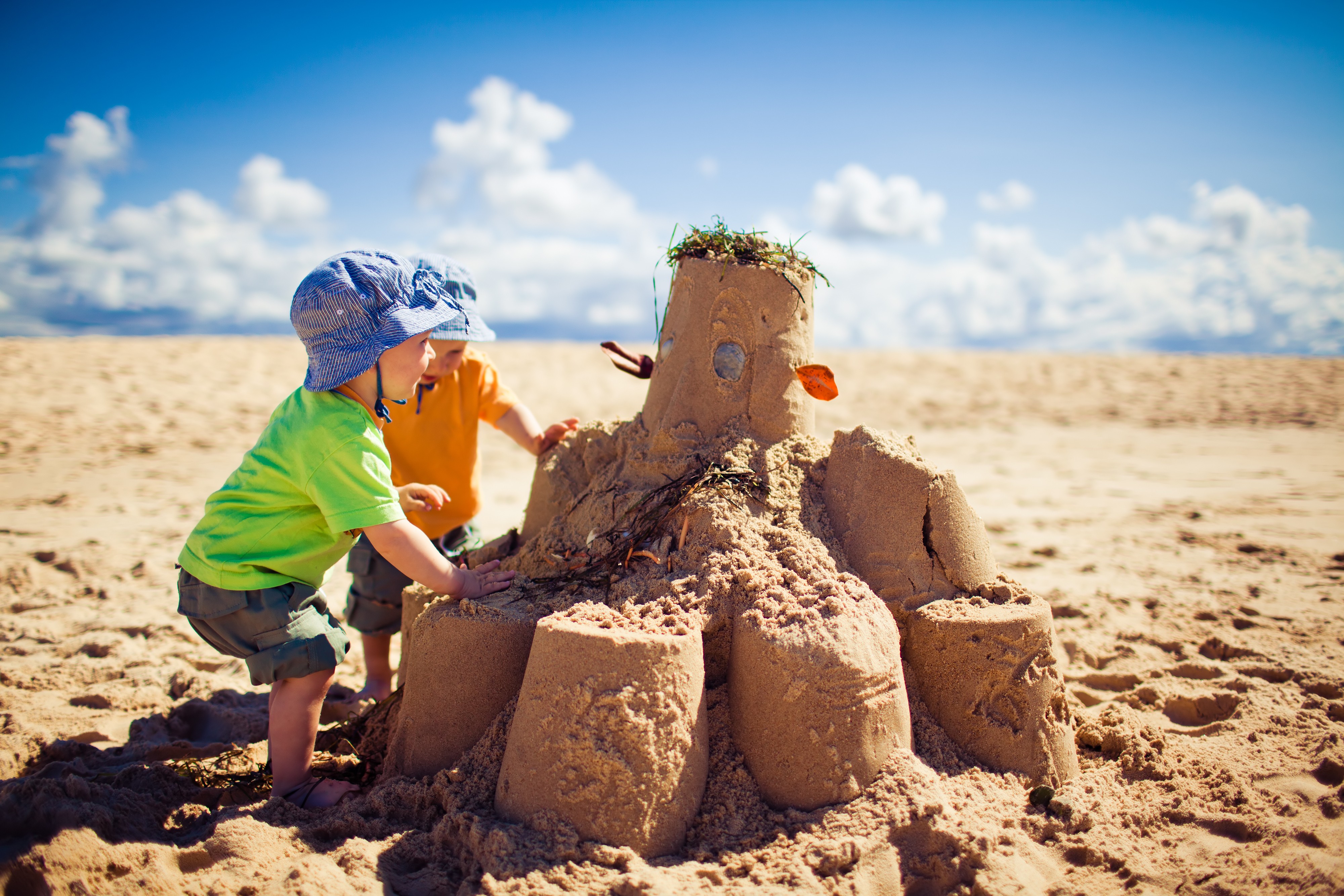 Make a sand castle. Песочный замок. Песочный замок в песочнице. Домик из песка. Замок из песка.