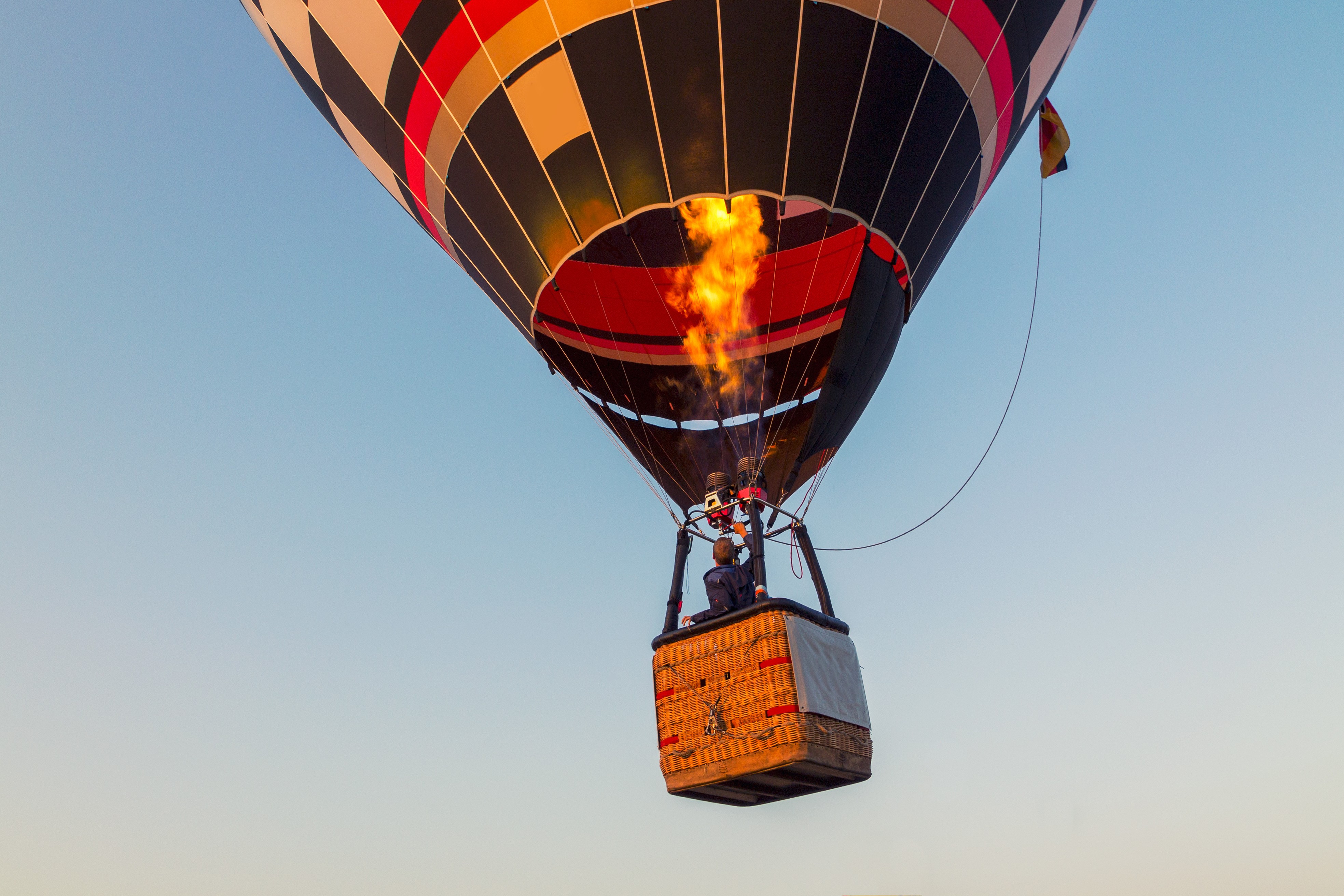 Наполненный теплым воздухом. Воздушный шар с корзиной. Воздушный шар летательный. Воздушные шары летательные аппараты. Шар летательный аппарат.
