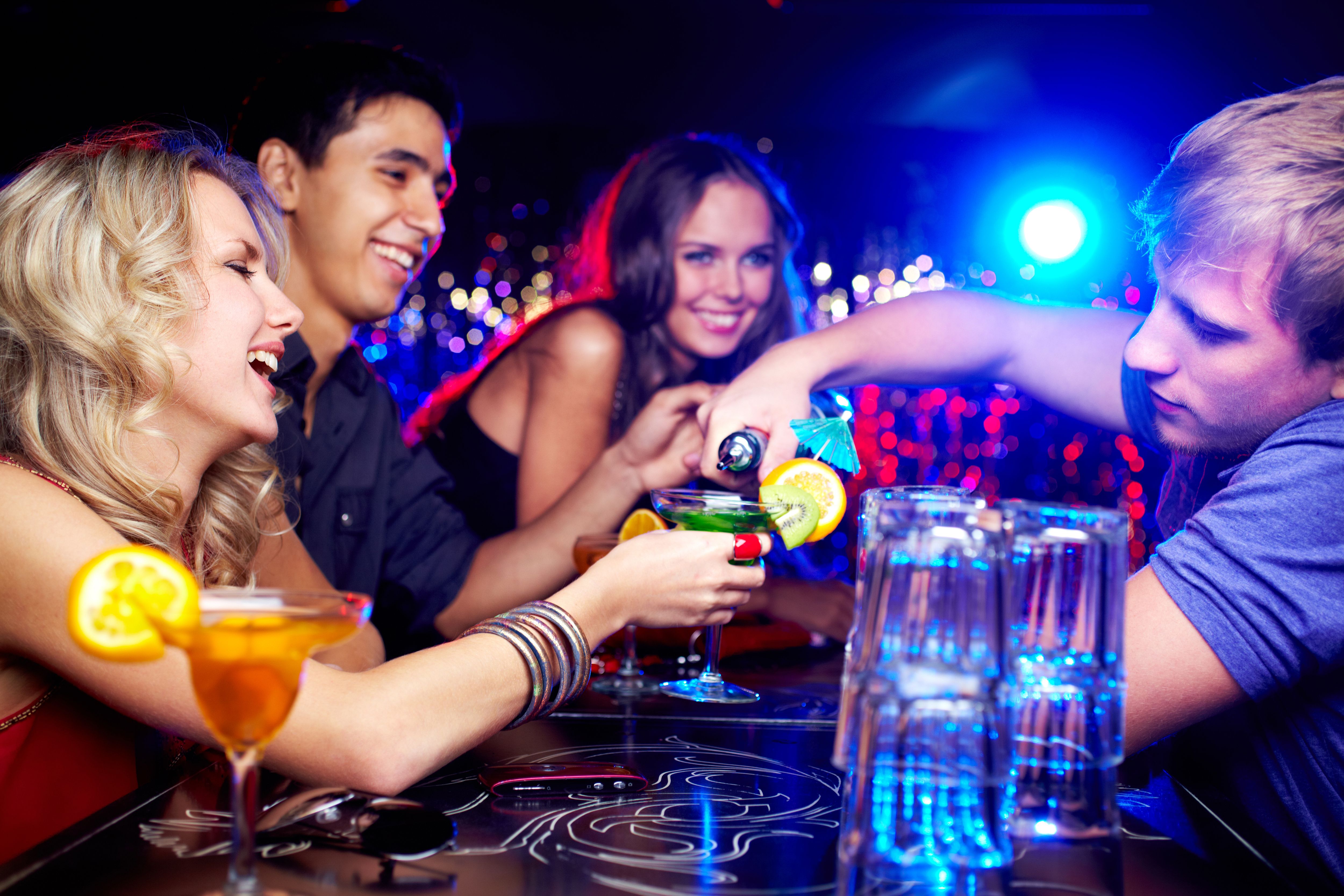 Что пьют в баре. Вечеринка. Тусовка в баре. В ночном клубе. Ночной бар с людьми.
