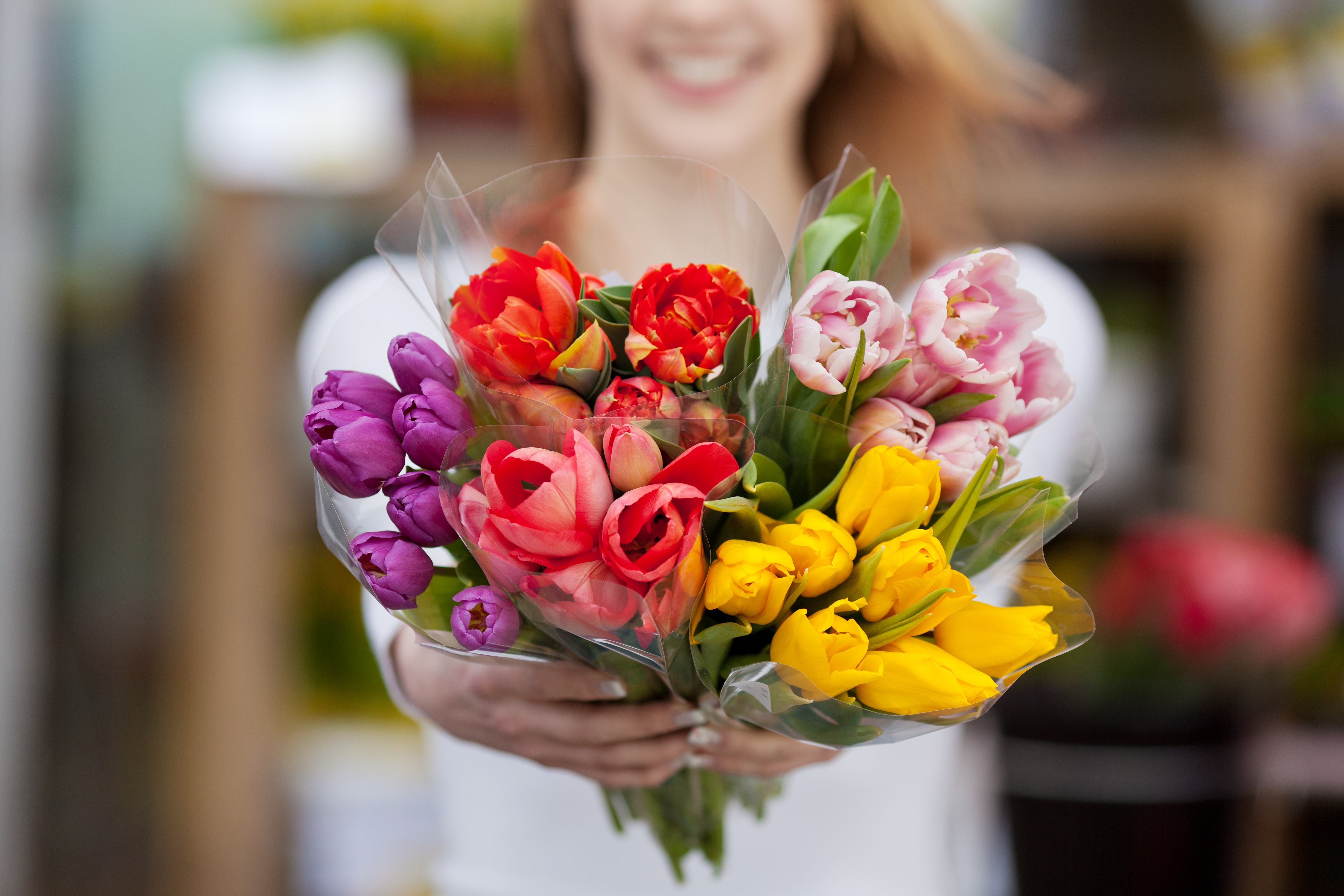 Какие подарить цветы маме на день рождения. Протягивает букет. Девушка с букетом тюльпанов. Вручить букет цветов. Букет цветов с праздником.