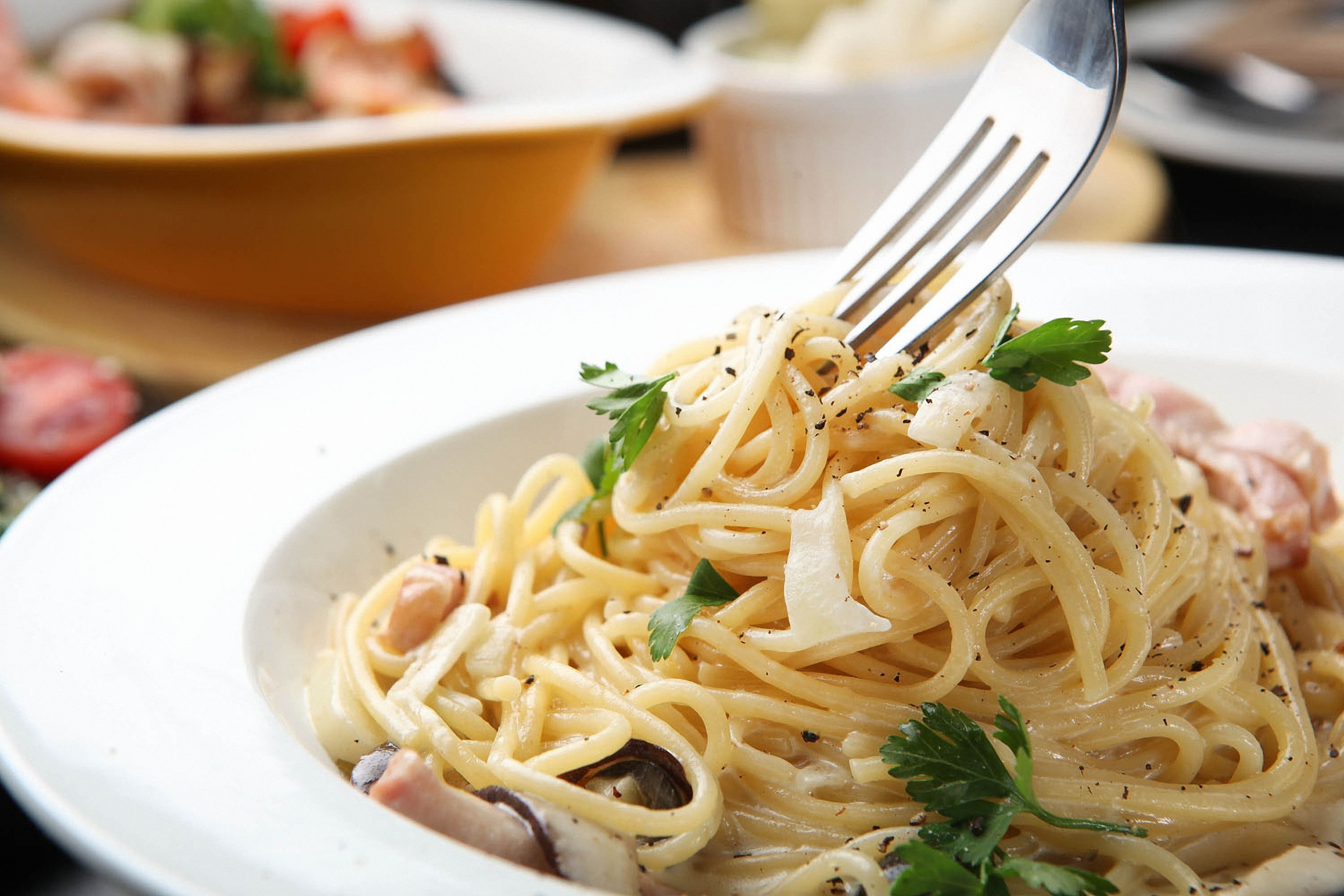 Рецепт карбонары со спагетти. Картофель карбонара. Итальянка с пастой карбонара. Спагетти карбонара в сковороде.