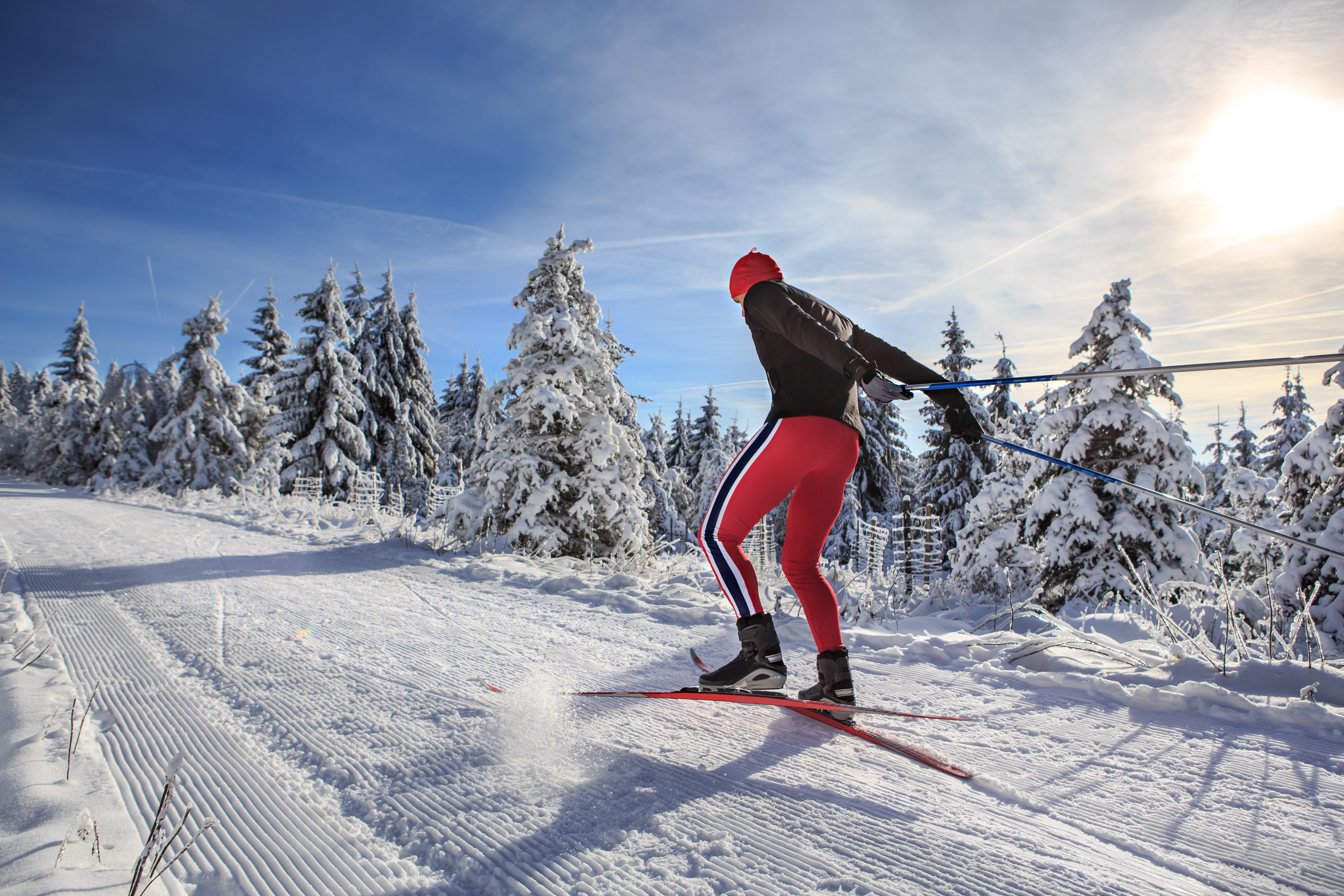 Фото skiing. Зимний спорт. Лыжник. Беговые лыжи. Лыжник на беговых лыжах.