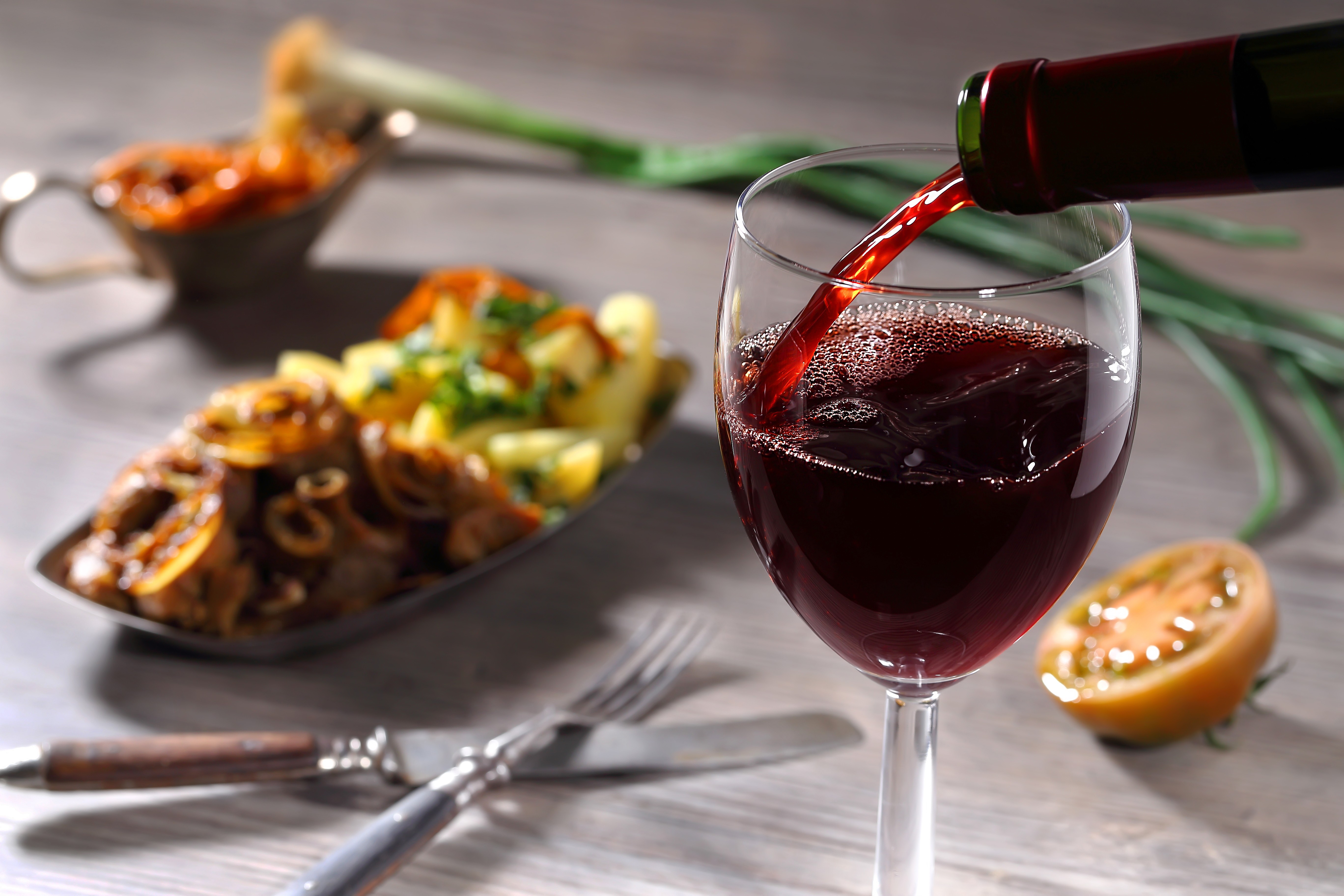 Какое вино к блюдам. Красное вино. Бокал вина. Красное вино в бокале. Ужин с красным вином.