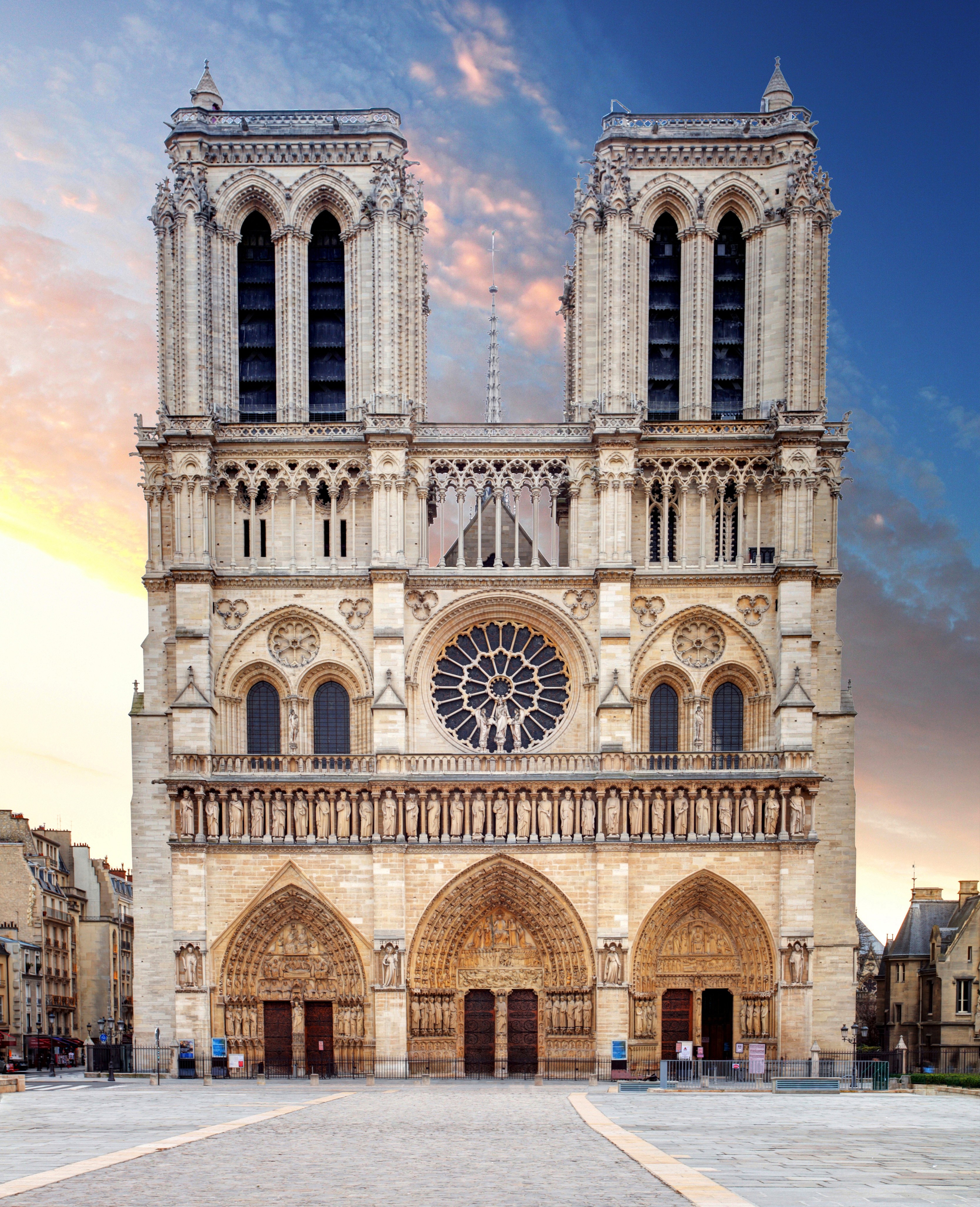 Notre-dame De Paris: Foto, video e notizie correlate