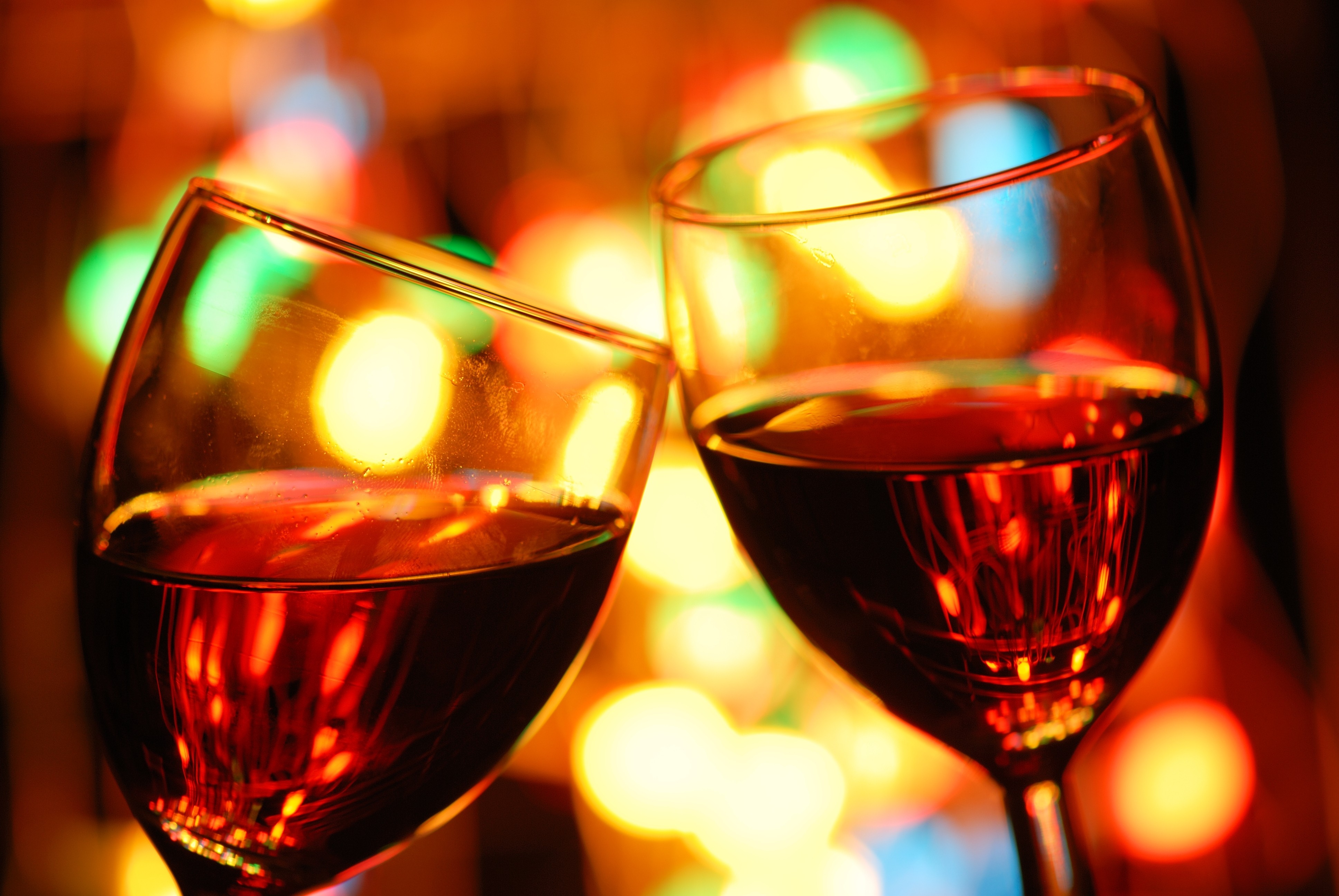 Два бокала вина ремикс. Бокалы вина чокаются. Красивые бокалы. Бокалы с вином чокаются. Бокал с вином.