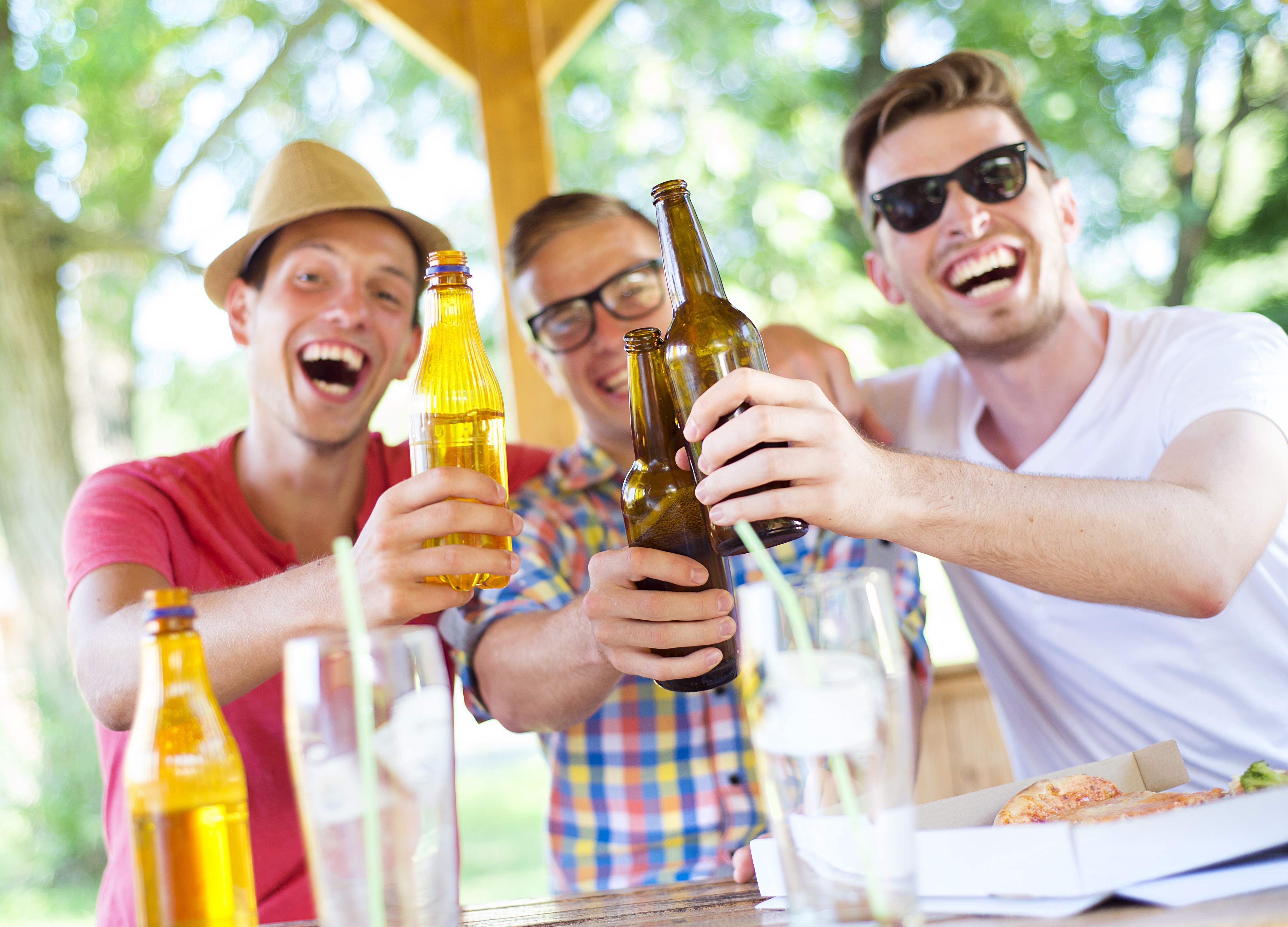 Попит фото. Счастливые люди пьют пиво. Друзья пьют пиво. Картинки с людьми которые пьют с друзьями. Summer Garden пиво.