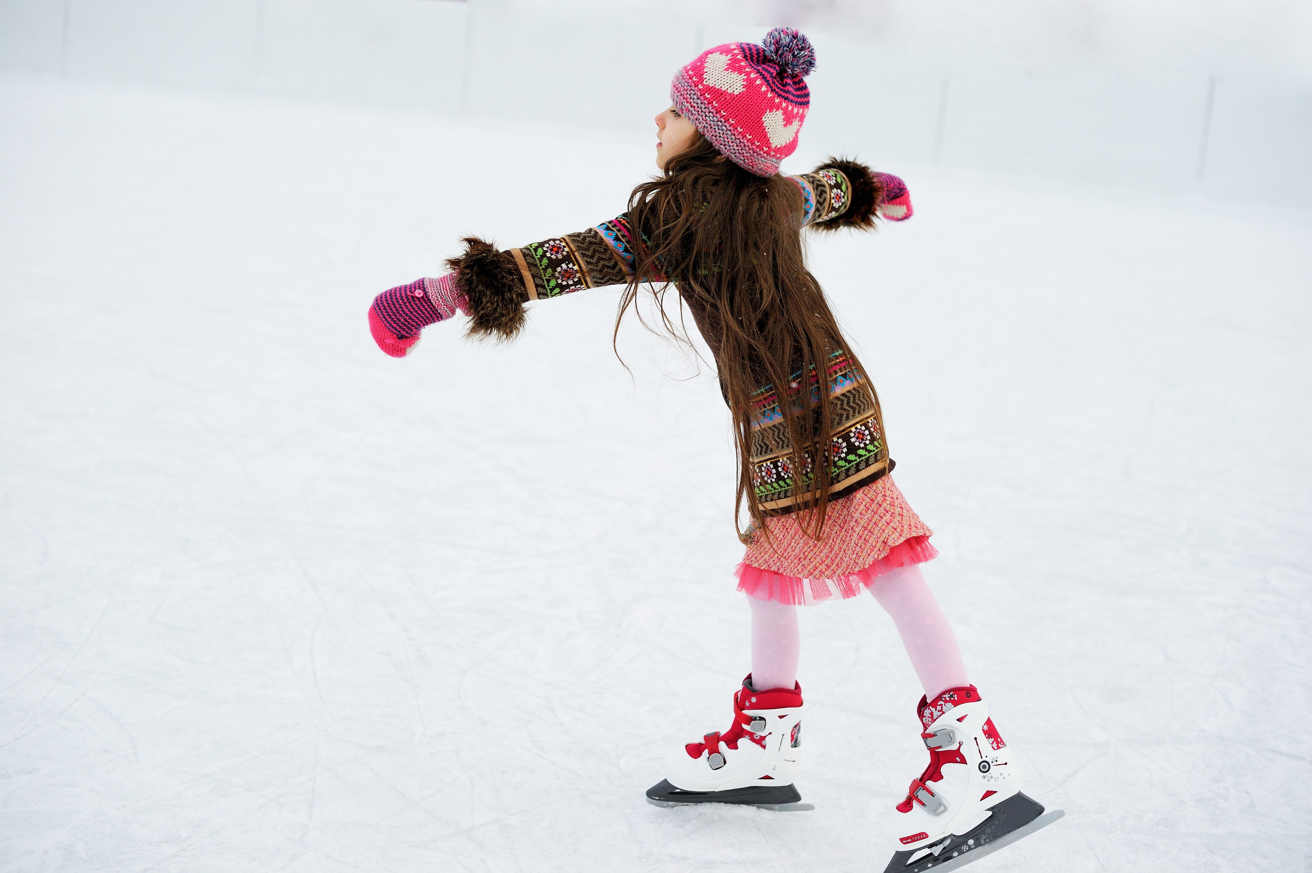 Как кататься на катке. Девочка на коньках. Катание на коньках. Катание на коньках дети. Дети катаются на коньках.