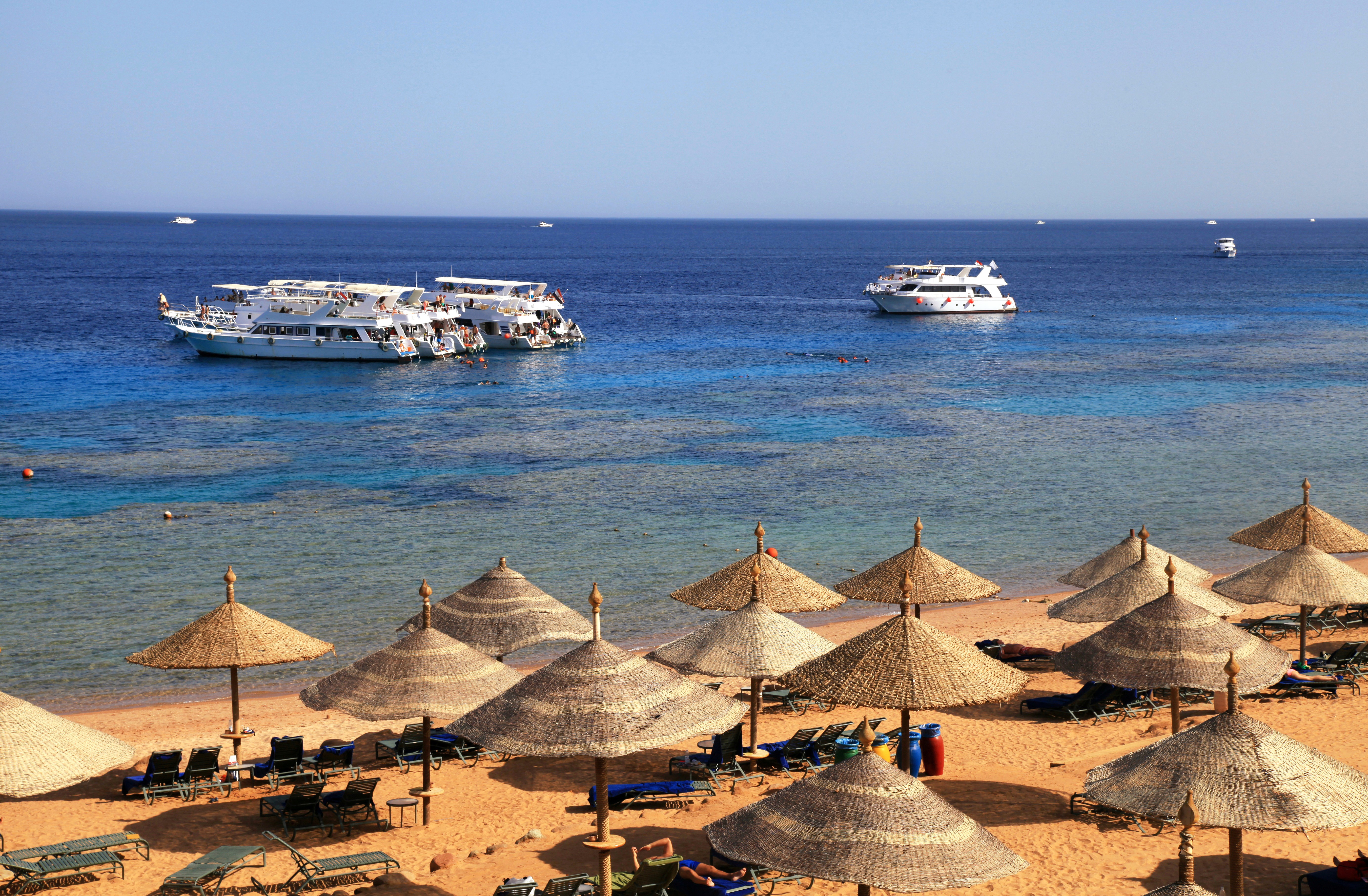 Шарм эль шейх погода сейчас на 14. Корабль Шарм Эль Шейх. Египет море Шарм-Эль-Шейх. Красное море пляж шармаль Шейх. Sharm el Sheikh корабль.